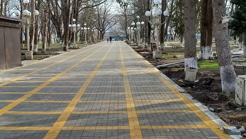 Новую плитку укладывают в парке Кирова в Пятигорске