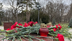 Пятигорчане несут цветы и свечи в парк Победы в знак траура по жертвам теракта