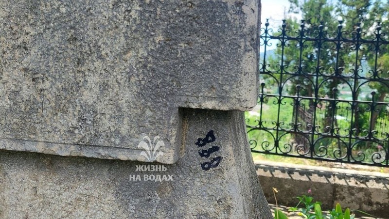 Вандалы разрисовали памятники пятигорского Некрополя 