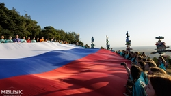 Флаг России в 108 квадратных метров развернули на вершине Машука 22 августа