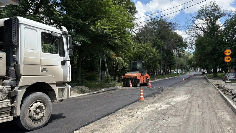 Нижний слой асфальта укладывают на улице Пастухова в Пятигорске