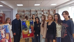 Народный художник РФ нарисовал натюрморт вместе с пятигорскими студентами  