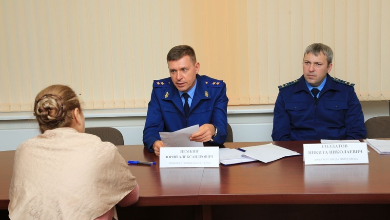 Прокурор Ставрополья встретился с жертвами мошенников в Пятигорске