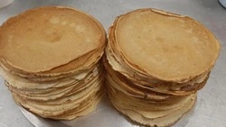 Маленьких пациентов пятигорской больницы поздравили с Масленицей