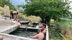 Горожане и туристы очистили бассейны на «Бесстыжих ваннах» в Пятигорске