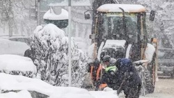 Спецтехника и дворники расчищают снег на улицах Пятигорска 