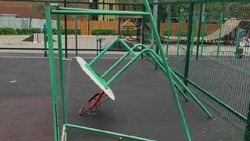 Вандалы сломали баскетбольную стойку в Комсомольском парке Пятигорска