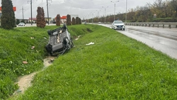 Иномарка перевернулась в Пятигорске на проспекте Калинина