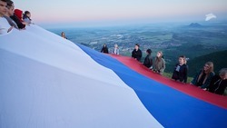 В честь праздника 12 июня на Бештау развернули 10-метровый российский флаг