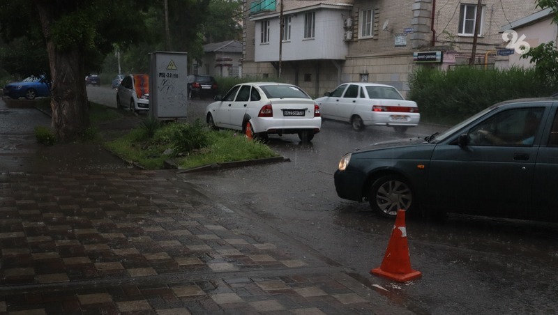 Водителям в Пятигорске напомнили об осторожности на дорогах в связи с дождём