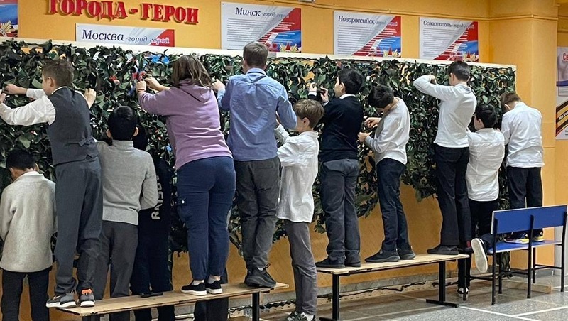 Школьники Пятигорска плетут маскировочные сети для бойцов СВО