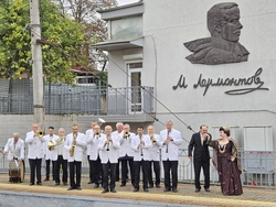 Концерт оркестра «Машук бенд» прошёл на ЖД станции «Лермонтовская» в Пятигорске