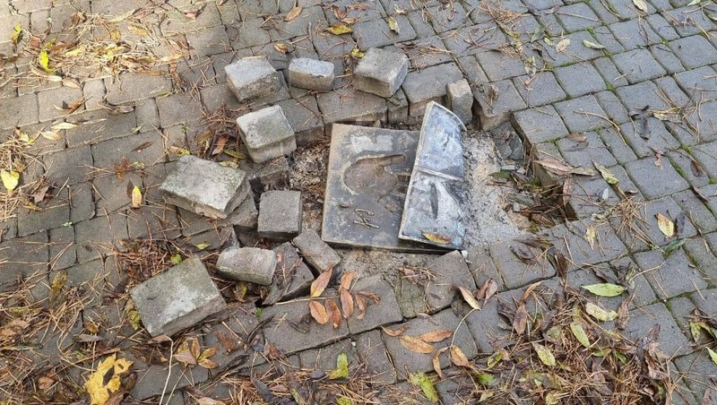 В Парке Победы Пятигорска неизвестные вырвали бронзовую доску Семёна Слепакова