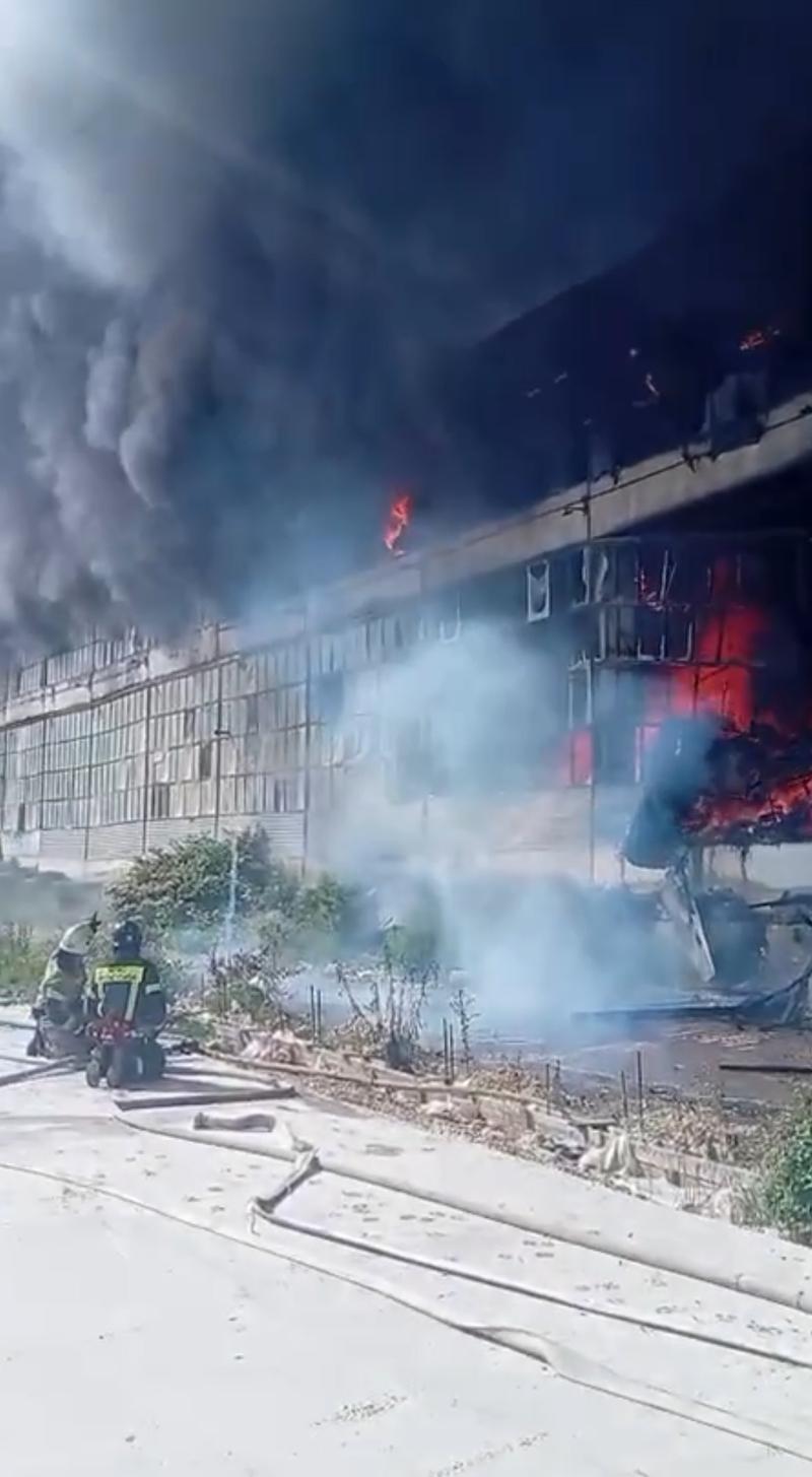 В Пятигорске произошёл крупный пожар на складе вторсырья