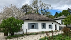 QR-коды помогают узнавать информацию о картинах в домике Лермонтова в Пятигорске