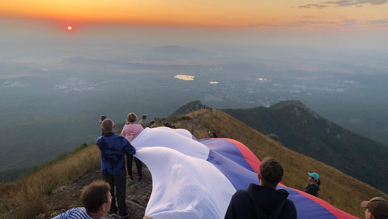 В Лермонтове отметили День флага восхождением на Бештау