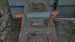 Активисты восстанавливают дверь во флигеле усадьбы Реброва в Пятигорске