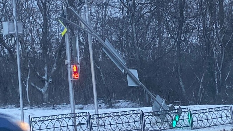 Светофор в Пятигорске повалило сильным ветром
