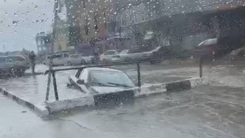Автомобиль утонул в яме на автовокзале в Пятигорске