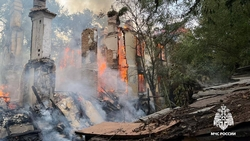 Барак в центре Пятигорска тушат 22 пожарных