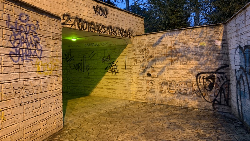 Граффити, лужи, разбитые ступени: как выглядят подземные переходы в центре Пятигорска  