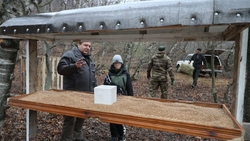 Юный пятигорчанин научился делать кормушки благодаря «Ёлке желаний»