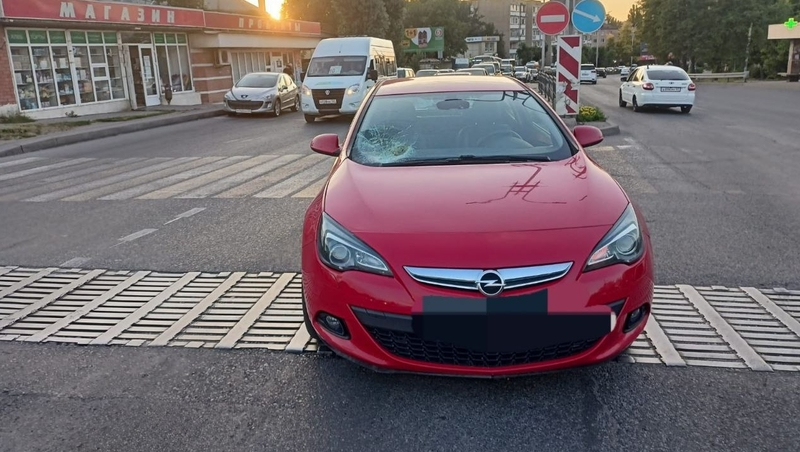 Женщина перебежала дорогу на красный свет и попала под машину в Пятигорске