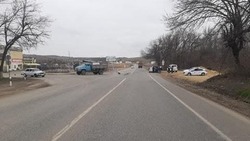 Грузовой и легковой автомобили столкнулись на трассе вблизи Пятигорска