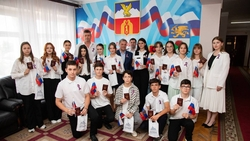 Первые паспорта получили юные пятигорчане в День флага России