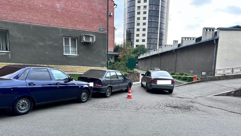 Невнимательный водитель из Пятигорска наехал на пешехода во дворе дома