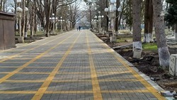 Новую плитку укладывают в парке Кирова в Пятигорске
