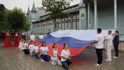 «Любить Россию и быть едиными»: как в Пятигорске отметили День флага