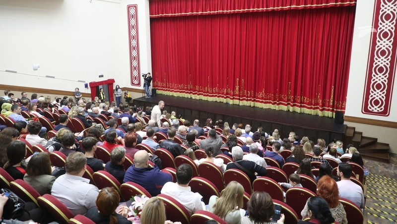 Концерт, конкурс и семейную фотосессию устроили в Пятигорске ко Дню матери 