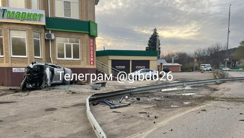 Водитель BMW перевернул автомобиль и протаранил магазин в Пятигорске