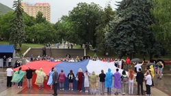Гигантский флаг развернули на главной площади Пятигорска в честь Дня России