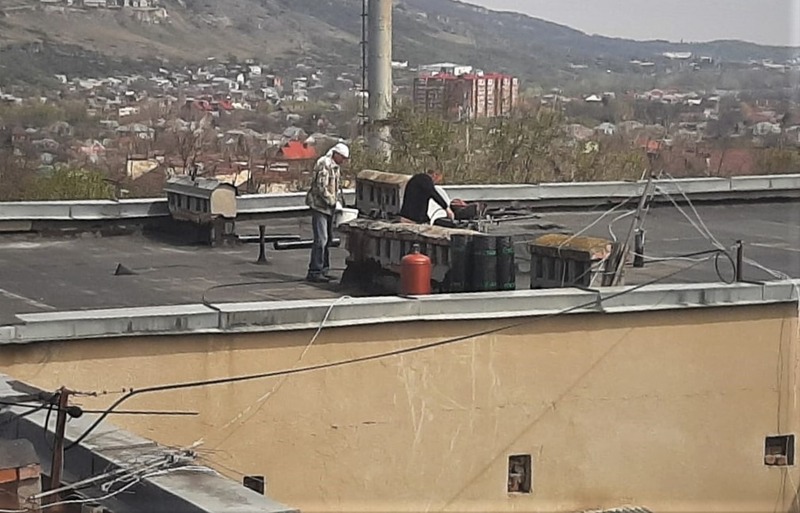 Крышу многоэтажки в Пятигорске отремонтировали после обращения к губернатору 