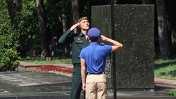 День России в Пятигорске открыли торжественным поднятием флага на Аллее Славы