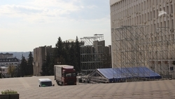 Подготовка площади города к мероприятиям на День народного единства началась в Пятигорске