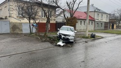 В Пятигорске водитель врезался в дерево
