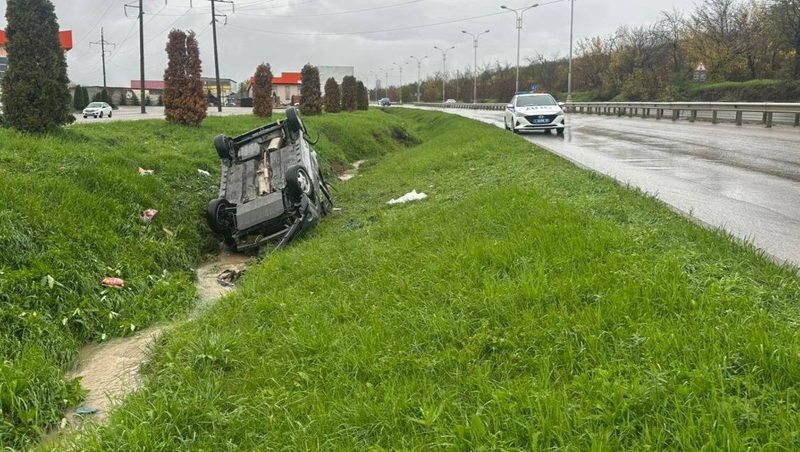 Иномарка перевернулась в Пятигорске на проспекте Калинина