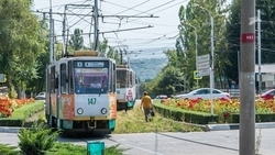 Жительниц Пятигорска в честь праздника прокатили на музыкальном трамвае