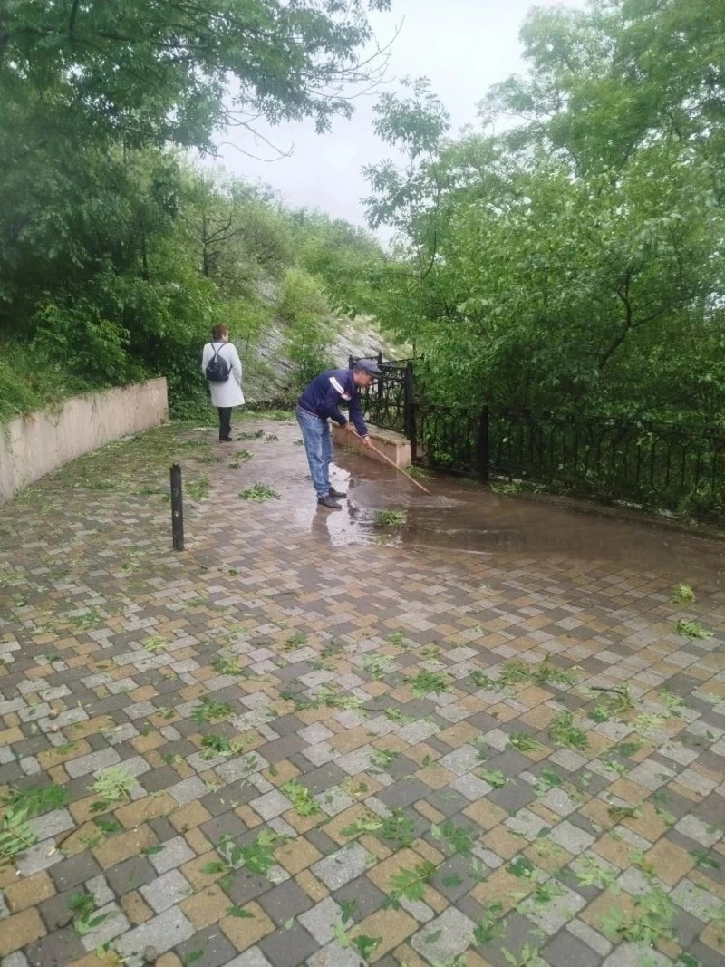 Ливнёвки прочистили в Пятигорске после сильного дождя и града