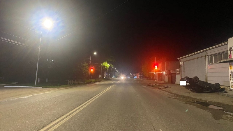 Водитель-бесправник наехал на бетонную плиту и перевернулся в ДТП в Пятигорске 