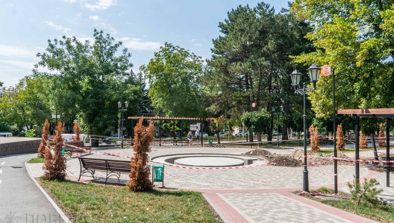 Вандалы сломали баскетбольную стойку в Комсомольском парке Пятигорска