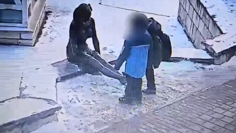 Бабочку на ноге скульптуры «Курортница» вновь сломали в Пятигорске