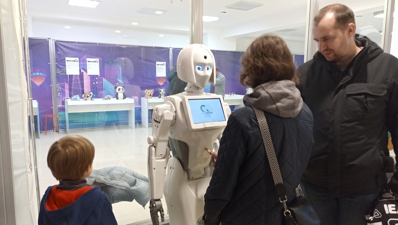 Танцы, гадания, игры и обнимашки: что происходит на выставке роботов в Пятигорске