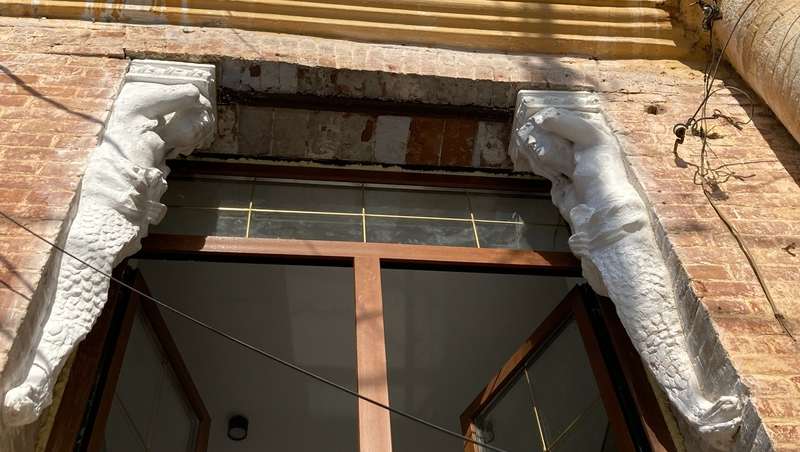 Фигуры русалок восстановили на старинном здании Пятигорске