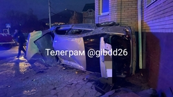 Водитель BMW перевернул автомобиль и протаранил магазин в Пятигорске