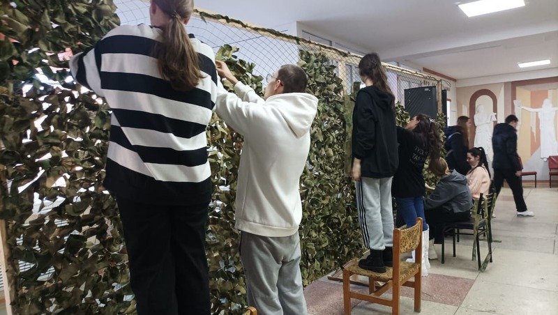 Маскировочные сети плетут в Центральной библиотеке Пятигорска