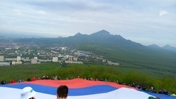 Губернатор Ставрополья вместе с участниками первого турслёта «Маёвка» развернул триколор на Машуке